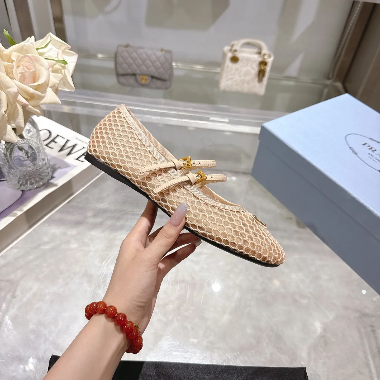 👟👟Ex-factory price 440👟👟 🔥🔥✨Prada/Prada 2024ss spring and summer new products are now available🌟 Mary Jane flat ballet shoes Soft and comfortable, recommended by major bloggers in Little Red Book, proper college style ➕Commuting 1-1 development Round-head golden triangle button Fabric: patent leather, sheepskin, silk fabric Sheepskin lining code number: 35 to 40 (41 is custom-made and cannot be returned or exchanged)